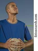 homem jovem, segurando, um, voleibol
