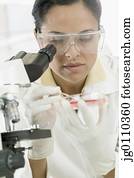 femininas, cientista, misturando, um, solução, em, um, prato petri, frente, um, microscópio