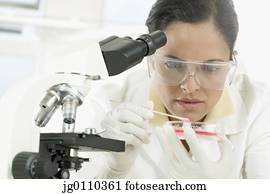 femininas, cientista, misturando, um, solução, em, um, prato petri, frente, um, microscópio