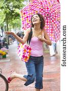 mulher jovem, prendendo um guarda-chuva, rir, chuva