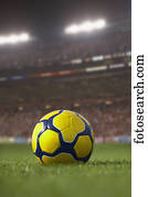 bola futebol, descansar, capim, em, grande, estádio