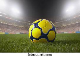 bola futebol, descansar, capim, em, grande, estádio