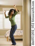 dançar mulher, em, quarto, enquanto, escutar música