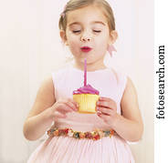 menina jovem, segurando, um, aniversário, cupcake