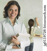 professor, sorrindo, para, a, câmera, como, estudante, trabalhos, em, a, fundo