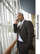 afrikanisch, geschäftsmann, unterhaltung zelle telefon, neben, fenster, nord, bethesda, maryland, vereinigte staaten