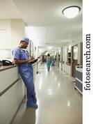 afrikanischer mann, chirurg, schreibende, in, tabelle, bethesda, maryland, vereinigte staaten