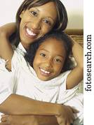 african american, 母親和女兒, 擁抱