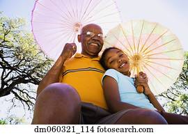 americano africano, avô, e, neta, com, parasols