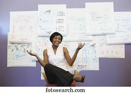 americano africano, executiva, sentando, frente, parede, gráficos