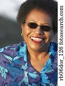 cicatrizarse, de, 3º edad, mujer americana africana, sonriente