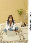 mulher, com, laptop, e, gato, ao ar livre