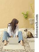 mulher, com, laptop, e, gato, ao ar livre