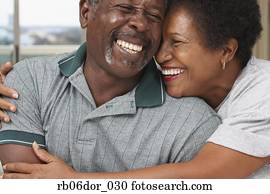 sênior, par americano africano, abraçando