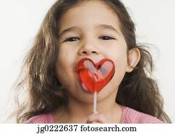 tiro estúdio, de, hispânico, menina, lamber, coração, pirulito