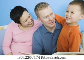 embarazada, padres, lectura, a, joven, hijo