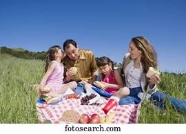 família hispânica, tendo piquenique