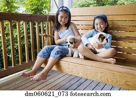 jovem, asiático, irmãs, sentando, ligado, balanço varanda, com, filhotes cachorro