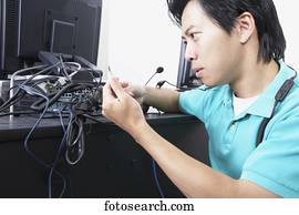 macho asiático, computador, serviço, técnico, com, pacote, de, fios