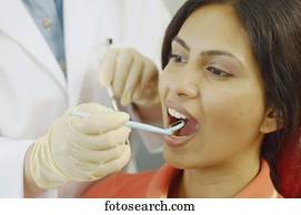 odontólogo, segurando, espelho dental, em, femininas, paciente, boca