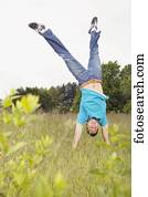 homem jovem, executar, handstand, em, prado