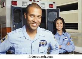 macho africano, e, fêmea asiática, paramédico, sorrindo, frente, ambulância