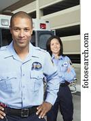 macho africano, socorrista, sorrindo, frente, ambulância