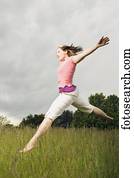 mulher jovem, pular, prado