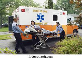 paramédico, com, mulher, ligado, gurney, perto, ambulância