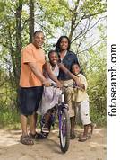 africano, família, com, bicicleta, parque