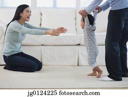 asiático, pais, ajudando, bebê, passeio