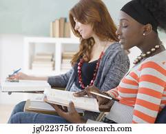 dois, femininas, estudantes colégio, estudar, classe