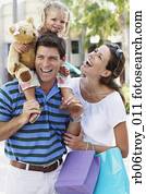 lateinamerikanische familie, gehende, mit, einkaufstüten, drau?en lateinamerikanische familie, gehende, mit, einkaufstüten, drau?en