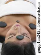 nahaufnahme, von, hispanic frau, mit, stein, heilbadbehandlung