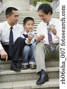 asiático, avô, pai filho, olhar, dinheiro