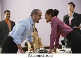 businesspeople, gritando, em, um ao outro