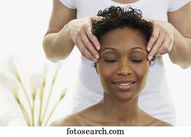 mulher africana, recebendo, massagem facial
