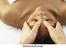mulher africana, recebendo, massagem facial