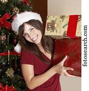 mulher hispânica, segurando, presentes natal