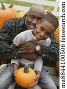 retrato, de, africano, pai filho, segurando, abóbora