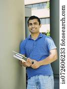 retrato, de, macho asiático, estudante universitário, segurando, livros