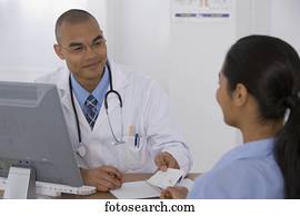 doutor masculino, passar, prescrição, para, paciente