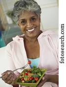 mulher africana, comer, salada