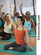 multi-ethnisch, frauen, in, joga klasse