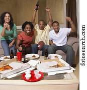 multi-étnico, amigos, observar, esportes, televisão