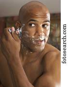 raça misturada, homem, raspar, em, espelho