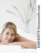 mulher hispânica, deitando, ligado, spa, tabela