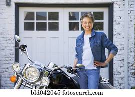 3º edad, mujer americana africana, al lado de, motocicleta