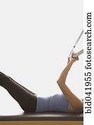 esticar mulher, ligado, exercite equipamento