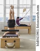 pessoas, esticar, em, exercício, estúdio